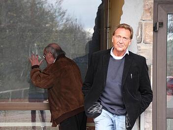 Wolfgang Blümlein wagt den Blick ins Hallenbad-Innere, Peter Hirschbrunn tut sich das erst gar nicht an. Beide wollen weiter für die Sanierung des Hallenbades kämpfen. Foto: Heike Beudert