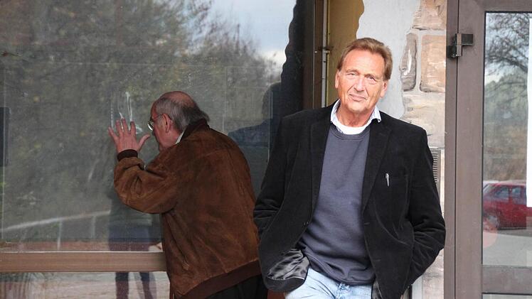 Wolfgang Blümlein wagt den Blick ins Hallenbad-Innere, Peter Hirschbrunn tut sich das erst gar nicht an. Beide wollen weiter für die Sanierung des Hallenbades kämpfen. Foto: Heike Beudert