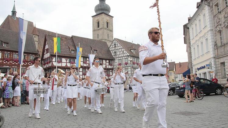 Immer mit dabei: der Spielmannszug Jahn Forchheim. Fotos: Josef Hofbauer