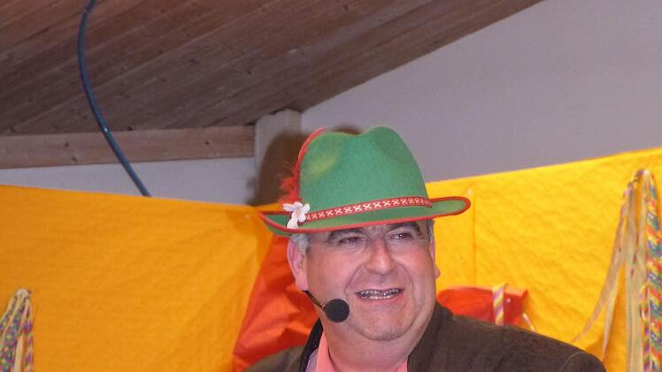 Diakon Erich Müller stieg als Überraschungsgast kurzfristig in die Bütt und begeisterte das Publikum mit seinem Beitrag.