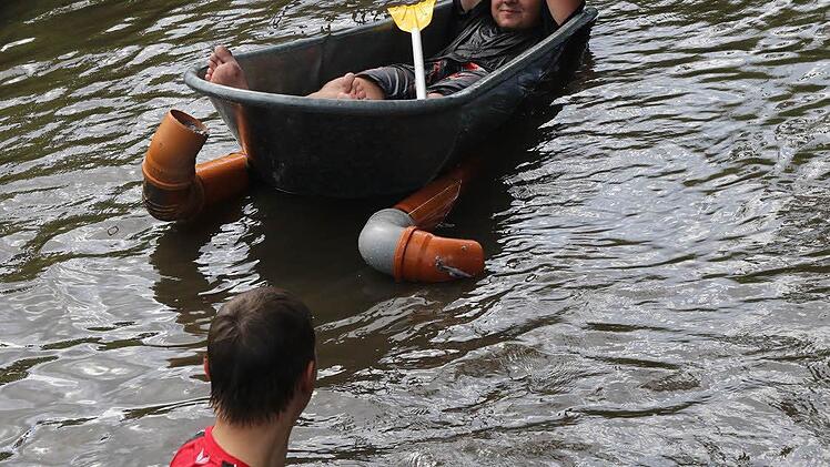 Kai Scheppe machte es sich in seinem Sautrog gemütlich, nachdem er ein Bad genommen hatte. Auch Teampartner Christoph Grell bekam die Kühle des Bachs zu spüren.  Foto: Michael Stelzner