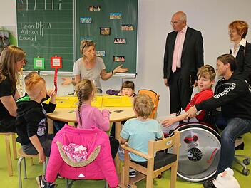 Bezirkstagspräsident Günther Denzler und Angela Trautmann-Janovsky (im Hintergrund rechts) schauen sich in der 1. Klasse bei Karin Sladky (hinten), Katrin Lösch (links), Timo Haase (rechts) und den ABC-Schützen um. Foto: Bettina Knauth