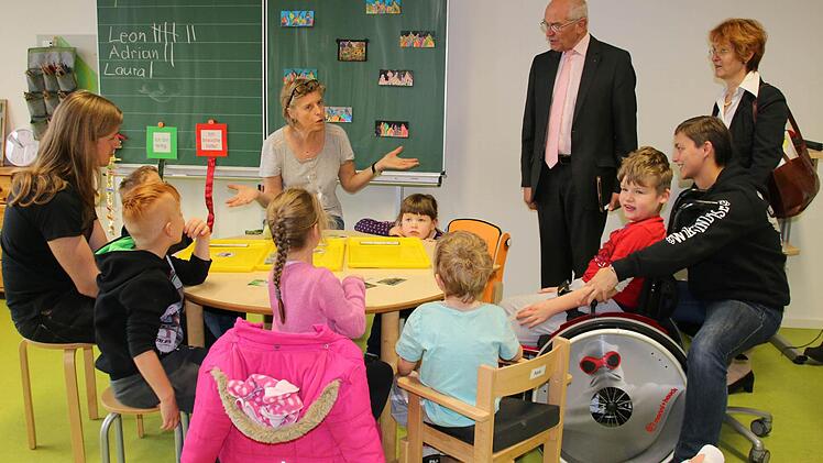 Bezirkstagspräsident Günther Denzler und Angela Trautmann-Janovsky (im Hintergrund rechts) schauen sich in der 1. Klasse bei Karin Sladky (hinten), Katrin Lösch (links), Timo Haase (rechts) und den ABC-Schützen um. Foto: Bettina Knauth
