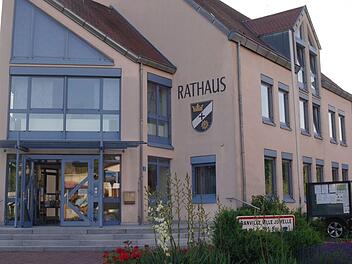 Architekt Rudolf Röbig hätte anstelle des "Schiffsbugs" gerne einen traditionellen Gebäudetypus für das Mottener Rathaus. Diese teure Variante lehnte der Gemeinderat jedoch ab. Foto: Stephanie Elm