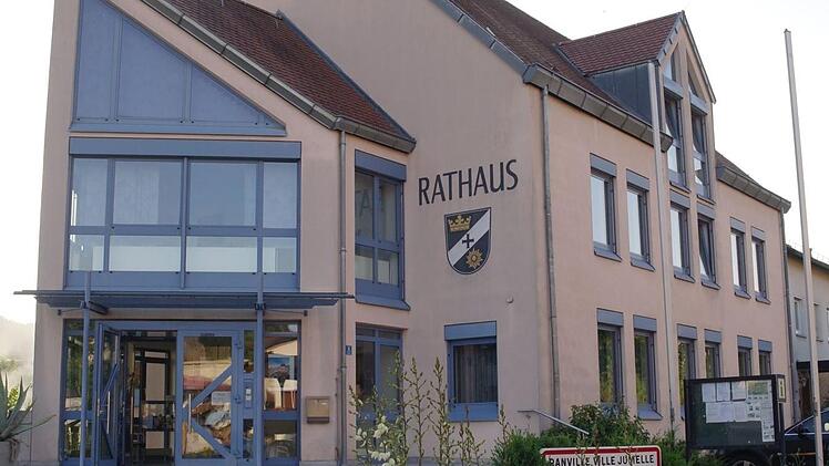 Architekt Rudolf Röbig hätte anstelle des "Schiffsbugs" gerne einen traditionellen Gebäudetypus für das Mottener Rathaus. Diese teure Variante lehnte der Gemeinderat jedoch ab. Foto: Stephanie Elm