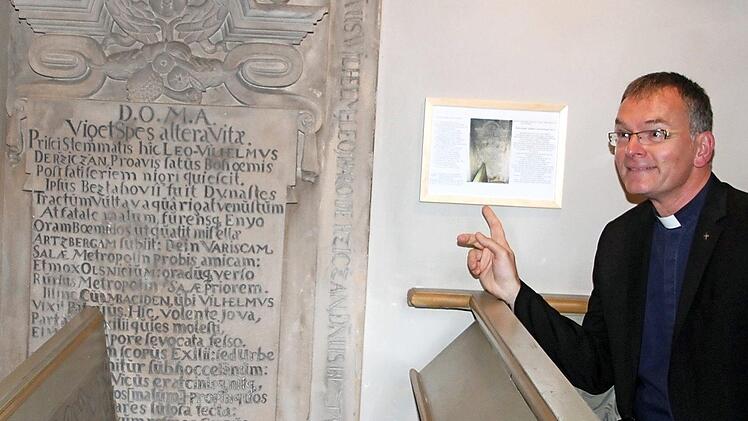 Stolz zeigte sich Pfarrer Wolfgang Oertel, dass die Inschrift des Epitaphs in der Kirche enträtselt ist: Bernhard Herrmann hat die Inschrift entziffert und aus dem Lateinischen übersetzt.  Foto: Sonny Adam