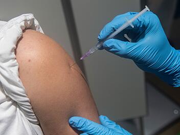 Erlanger Forscher zeigen: Dritte Corona-Impfung dringend nötig - bei Menschen mit diesen Krankheiten