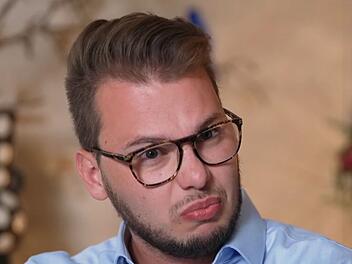 Julian ist geschockt von der neuen Erkenntnis.