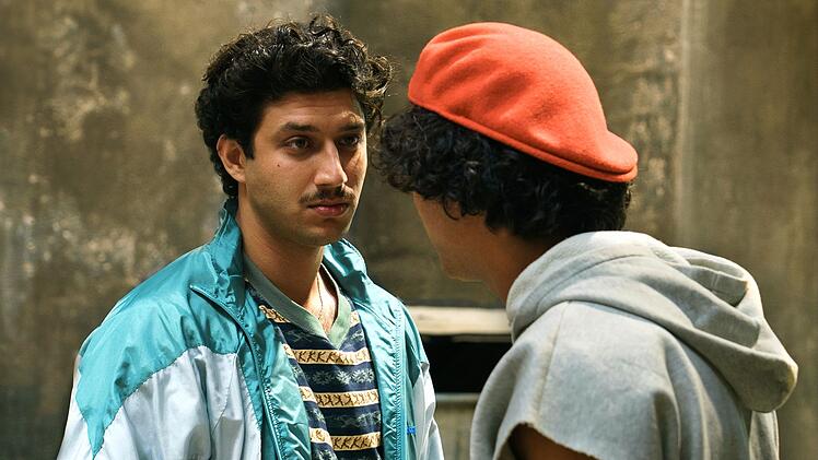 Die Br&uuml;der Abbas (Soufiane El Mesaudi, rechts) und Ali (Tareq Nassery) schlagen sich im Berlin-Neuk&ouml;lln der 90er-Jahre durch.
