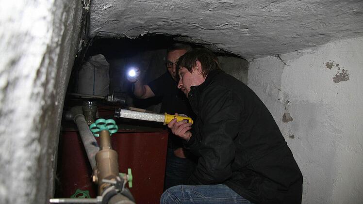 2 Mit Taschenlampen schaut sich Marco Wagner in den Kellern um und rechnet den exakten Leitungsbedarf aus.