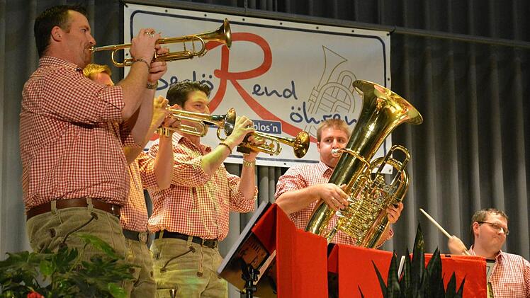 Dass sie gute Lungen haben, bewiesen die Musiker der Band "Bedöhrend-röhrend - heftich, defdiches Blechblos'n" bei ihrem Konzert in Bad Bocklet. Foto: Björn Hein