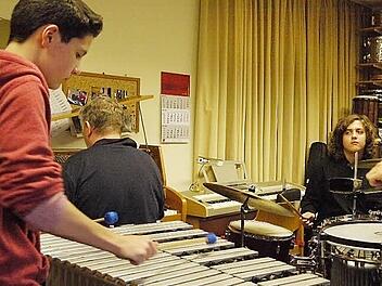 Ben Wüstner, Tilmann Uhl, Konstantin Halkias und Benjamin Stark (v. l.) üben die nächste Salsa. Foto: Pauline Lindner