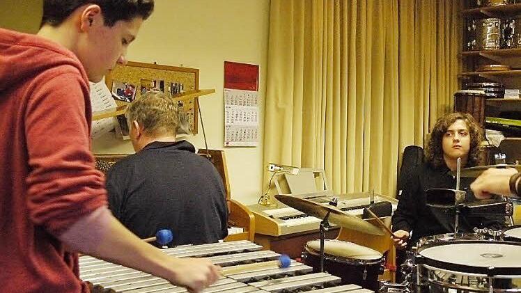 Ben Wüstner, Tilmann Uhl, Konstantin Halkias und Benjamin Stark (v. l.) üben die nächste Salsa. Foto: Pauline Lindner