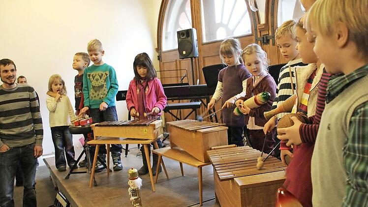 Eine "Nussknacker-Suite" stimmten die Kleinsten mit Lehrer Alexander Schug (links) an.