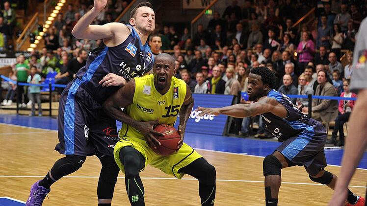 Brandon Bowman gegen (links:) Andreas Kronhardt (Crailsheim Merlins). Foto: Eibner