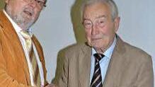 2. Bürgermeister Arno Hoffmann gratuliert Franz Gerber zum 80. Geburtstag.  Foto: K.- H. Hofmann