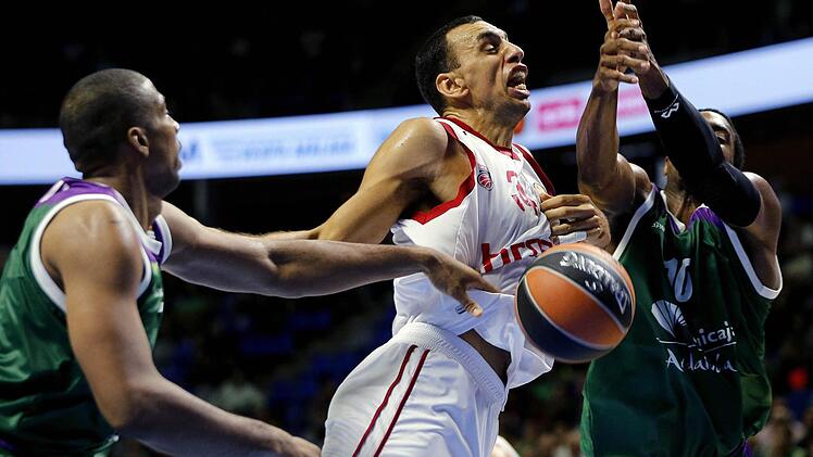 Yassin Idbhihi (Mitte) wird von Will Thomas und Richard Hendrix gestellt. Foto: EPA/Jorge Zapata/dpa