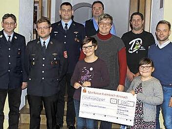 Der 1860-Fanclub "Die Löwen" überreichte 500 Euro an die Kinderfeuerwehr. Im Bild (von links) Wolfgang Ströhlein, Michael Wachter, Andreas Kuhnlein, Bürgermeister Michael Pöhnlein, Sandra Schuberth, Ronny Neubauer und Kevin Wunder sowie (vorne, mit Scheck) Eva und Magdalena Schuberth  Foto: Michael Wunder