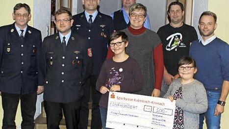 Der 1860-Fanclub "Die Löwen" überreichte 500 Euro an die Kinderfeuerwehr. Im Bild (von links) Wolfgang Ströhlein, Michael Wachter, Andreas Kuhnlein, Bürgermeister Michael Pöhnlein, Sandra Schuberth, Ronny Neubauer und Kevin Wunder sowie (vorne, mit Scheck) Eva und Magdalena Schuberth  Foto: Michael Wunder