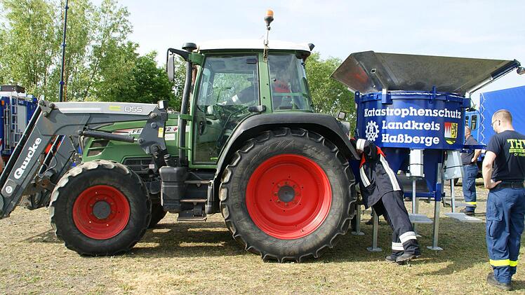 Auch mit dem Traktor kann die Sandsackfüllmaschine transportiert und betrieben werden.