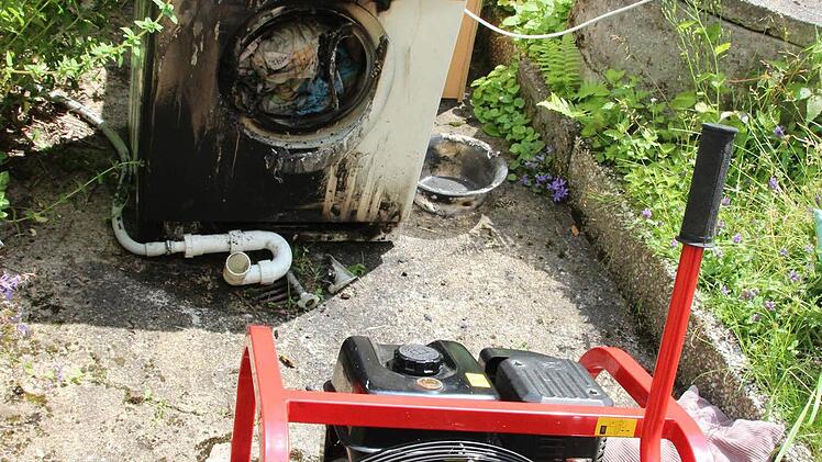 Die Waschmaschine ist ausgebrannt. Im Vordergrund der Lüfter der Feuerwehr.  Foto: Friedwald Schedel