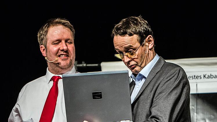 So feiert das Trio "TBC" die offizielle Premiere seines neuen Programms "Aller Unfug ist schwer" im Coburger Kongresshaus.