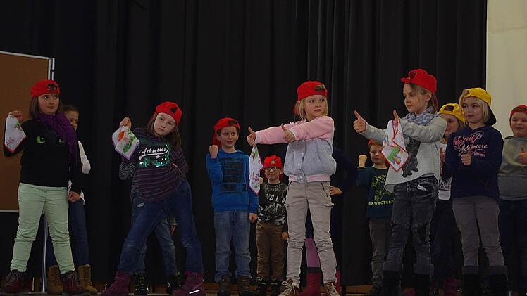 Die Schüler und Schülerinnen erfreuten Reinhard Engelhardt mit eigens auf ihn zugeschnittenen Musik- und Tanzeinlagen. Foto: Heike Schülein