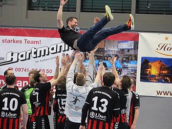 Da geht Bad Brückenaus Trainer gerne in die Luft: Die FC-Spieler feiern ihren Coach Oliver Hilbert-Probeck. Foto: Sebastian Schmitt