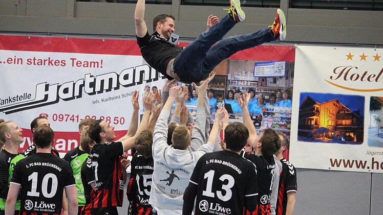 Da geht Bad Brückenaus Trainer gerne in die Luft: Die FC-Spieler feiern ihren Coach Oliver Hilbert-Probeck. Foto: Sebastian Schmitt