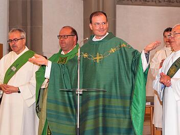 Gemeinsam mit Stadtpfarrer Gerd Greier, den Diakonen Christoph Glaser und Axel Mager und weiteren kirchlichen Würdenträgern feierte der scheidende Kaplan Paul Reder seinen Abschiedsgottesdienst in der Bad Kissinger Stadtpfarrkirche.  Foto: Peter Rauch