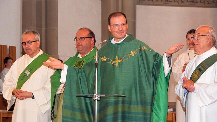 Gemeinsam mit Stadtpfarrer Gerd Greier, den Diakonen Christoph Glaser und Axel Mager und weiteren kirchlichen Würdenträgern feierte der scheidende Kaplan Paul Reder seinen Abschiedsgottesdienst in der Bad Kissinger Stadtpfarrkirche.  Foto: Peter Rauch