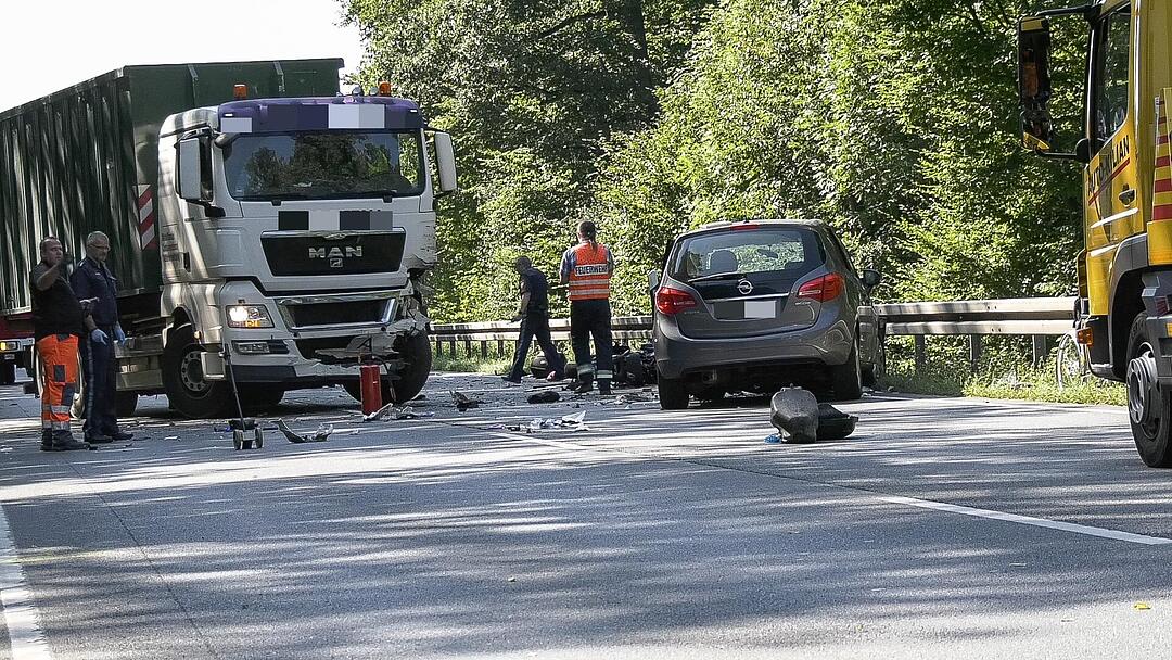 B 8 zwischen Waldbüttelbrunn und Höchberg: Motorrad-Fahrer kollidiert mit Lkw und stirbt