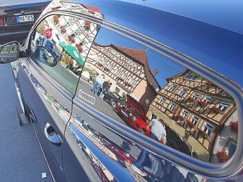 Alte Fachwerkhäuser, wie hier der "Bayerische Hof", und moderne GTIs bilden einen reizvollen Kontrast.Dieter Britz