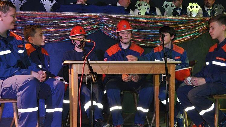 Wie es bei der Jugendfeuerwehr zugeht, führte diese Gruppe vor. Übrigens: im wahren Leben echte Feuerwehrleute.Simon Albrecht