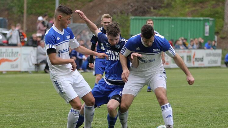 Für Lukas Köhn vom TSV Mönchröden (blaues Trikot) gibt es kein Durchkommen gegen die beiden Mitwitzer Johannes Schmidt (links) und Ausgleichs-Torschütze Marc Hofmann.