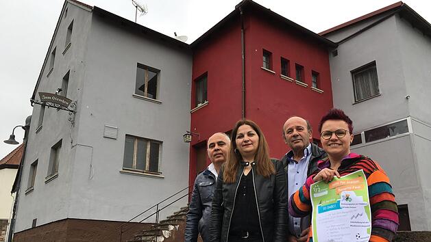 Jutta Kleinhenz (von rechts) freut sich mit dem Eigent&uuml;mer Stylianos Krystallis und den k&uuml;nftigen Wirten Despoina Voulgari und Manos Iosifidis &uuml;ber die ehrenamtliche Hilfe aus dem Dorf f&uuml;r die aktuell geschlossene Gastst&auml;tte in Stangenroth. Fotos: Ralf Ruppert