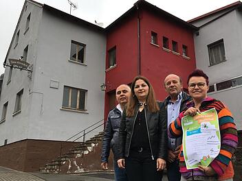 Jutta Kleinhenz (von rechts) freut sich mit dem Eigentümer Stylianos Krystallis und den künftigen Wirten Despoina Voulgari und Manos Iosifidis über die ehrenamtliche Hilfe aus dem Dorf für die aktuell geschlossene Gaststätte in Stangenroth. Fotos: Ralf Ruppert