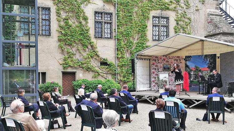 Mit gebotenem Abstand lauschten die Festgäste den Eröffnungsrednern und Musikern. Foto: Sigismund von Dobschütz