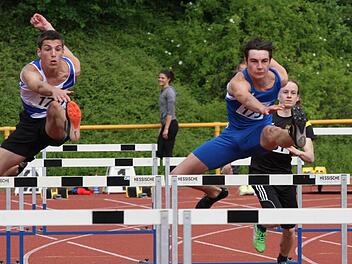 Niklas Amthor (rechts) vom TSV Bad Kissingen schaffte über die 100 Meter Hürden die Qualifikation zur Deutschen Meisterschaft. Sein Teamkollege Moritz Fischer wurde Zweiter und siegte dafür im Weitsprung der U18.  Foto: Reinhold Nürnberger