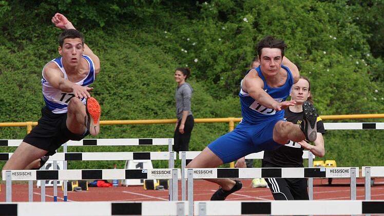 Niklas Amthor (rechts) vom TSV Bad Kissingen schaffte über die 100 Meter Hürden die Qualifikation zur Deutschen Meisterschaft. Sein Teamkollege Moritz Fischer wurde Zweiter und siegte dafür im Weitsprung der U18.  Foto: Reinhold Nürnberger
