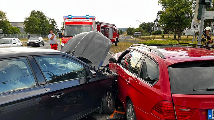 Bamberg: Schwerer Verkehrsunfall an Kreuzung - Fahrzeuge stoßen frontal zusammen