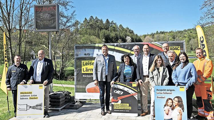 Mit Plakaten und Anzeigetafeln wirbt der ADAC f&uuml;r mehr R&uuml;cksichtnahme und weniger L&auml;rm im Stra&szlig;enverkehr.