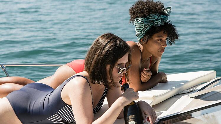 Das Leben von Francesca (Natalia Rudziewicz, links) und Fana (Thandi Sebe) hat sich in unterschiedliche Richtungen entwickelt.