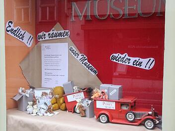 Bald ist alles wieder an seinem Platz. Im Puppenmuseum wird zur Zeit viel geräumt.  Fotos: Simone Bastian