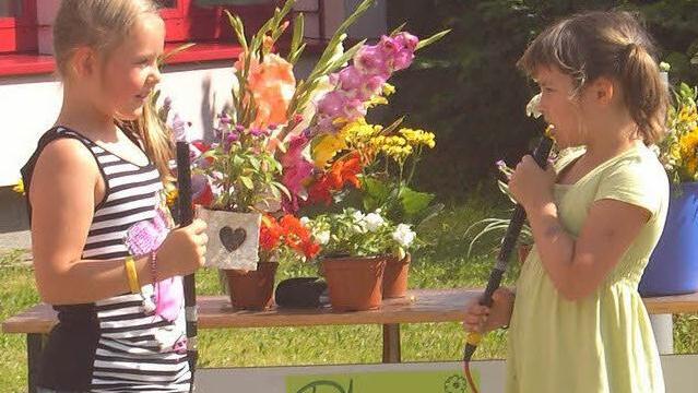 Senta und Celine (v. l.) bei ihrem Zwiegespräch im Blumenladen von Frau Lillifee.