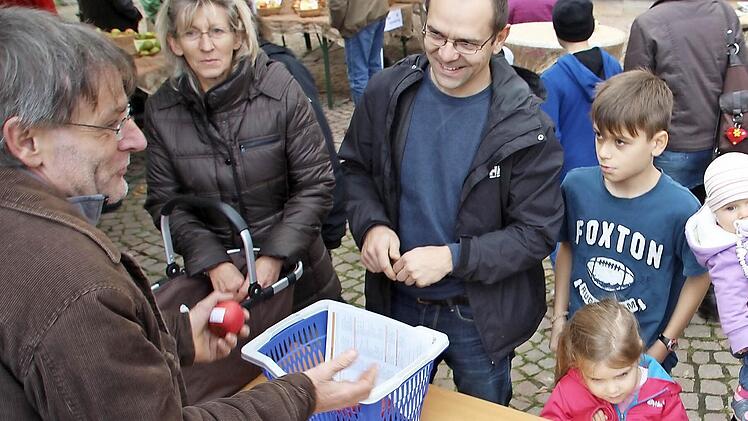 Pomologe Frank Schellhorn (links) bestimmte mitgebrachte Früchte.