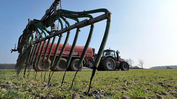 Nicht nur Gülle wird auf den Feldern ausgebracht. Die Landwirte greifen vermehrt auf Glyphosat, ein Unkrautvernichtungsmittel, zurück.