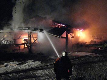 Sonntagnacht brennt ein Nebengebäude des Sägewerks Bonenberger ab. Foto: Bruno Preißinger