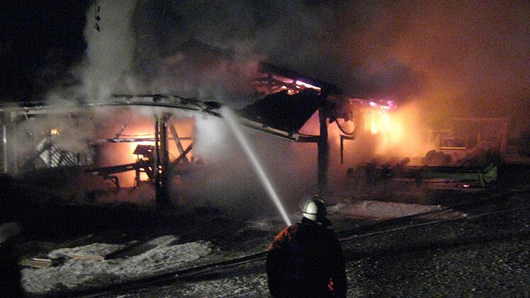 Sonntagnacht brennt ein Nebengebäude des Sägewerks Bonenberger ab. Foto: Bruno Preißinger