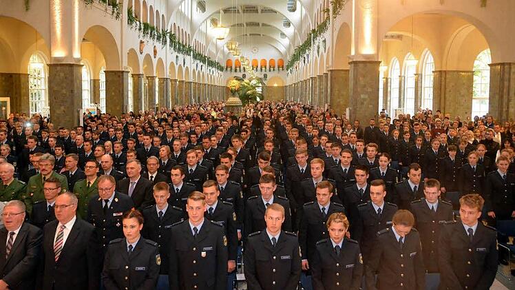 224 Polizeimeisteranwärter des neuen Ausbildungslehrgangs in Oerlenbach wurden in der Bad Kissinger Wandelhalle vereidigt.  Foto: Peter Rauch